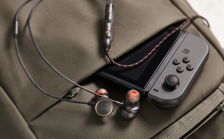 JBL Quantum 50 Control total gracias al botón deslizante de volumen y de silenciar el micrófono - Image